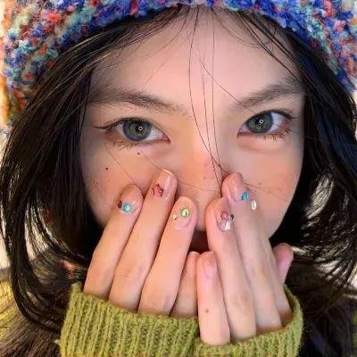 女孩向前走